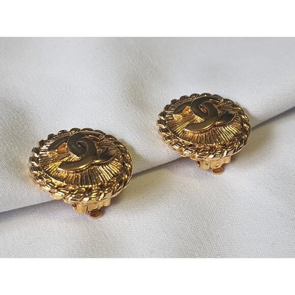US BASED Authentic Vintage CHANEL Clip On Gold Tone Double CC Earrings - Picture 9 of 9
